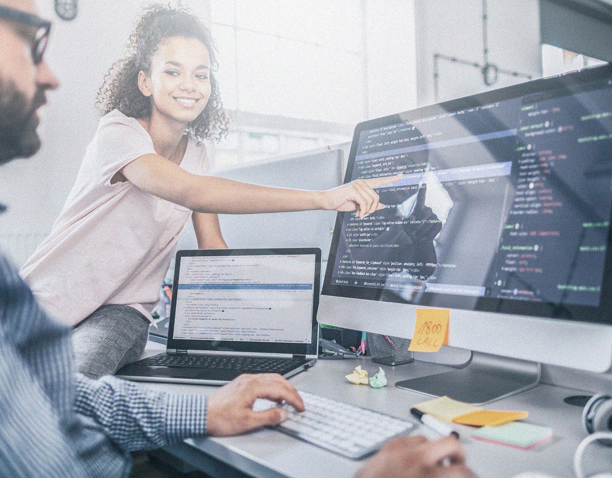 a female explaining data to a male colleague